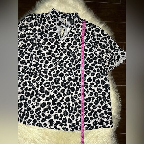 Lane Bryant animal print v cut out mock neck flutter sleeves sz 24 - Picture 6 of 7